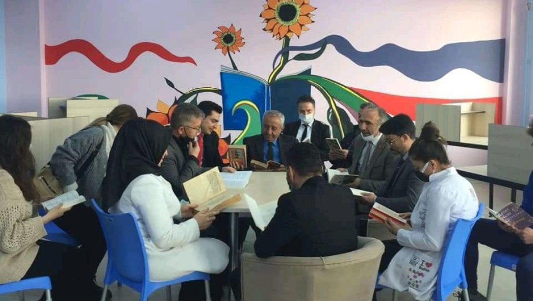 Şehit Ahmet Sandalcı Anadolu Lisesi kütüphanesi ilçe Milli Eğitim Müdürü Haluk Özdemir'in katılımıyla açıldı.