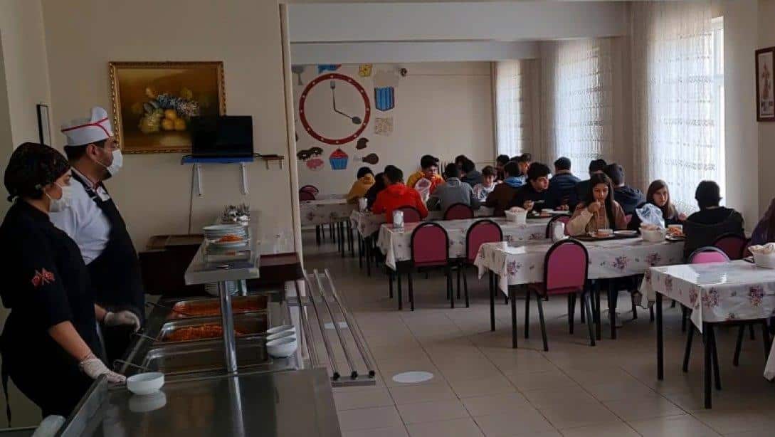 İl Milli Eğitim Müdürü Hayati Telefoncu ve İlçe Milli Eğitim Müdürü Haluk Özdemir'den Şehit Ahmet Sandalcı Anadolu Lisesinde ücretsiz yemek hizmetinden yararlanan öğrencileri yerinde ziyaret