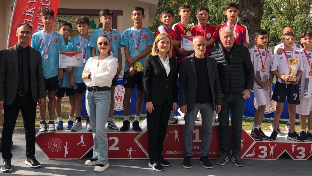 ŞEHİT MUSTAFA UĞURELLİ ORTAOKULU ÖĞRENCİLERİNDEN KROS MÜSABAKALARINDA ÇİFTE BAŞARI